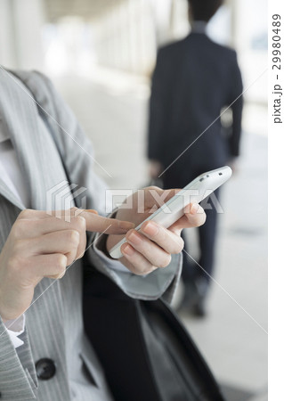 携帯を操作するOL手元 29980489