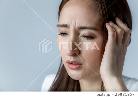 頭痛の女性 29981857