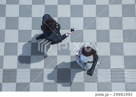 ビジネス 俯瞰 歩く 通勤 すれ違うの写真素材