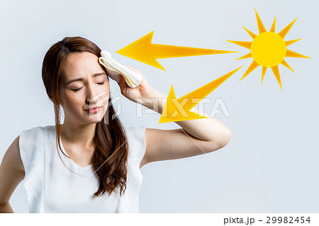 日光を浴びる女性 29982454