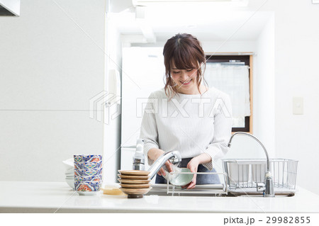 家事　皿洗い 29982855