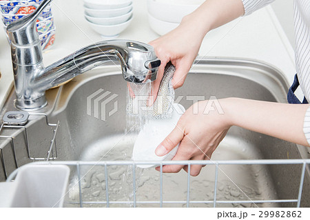 家事　皿洗い 29982862