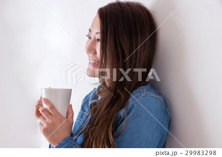 女性のポートレイト 29983298