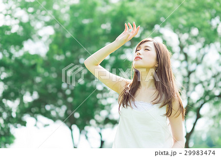 女性　紫外線イメージ 29983474