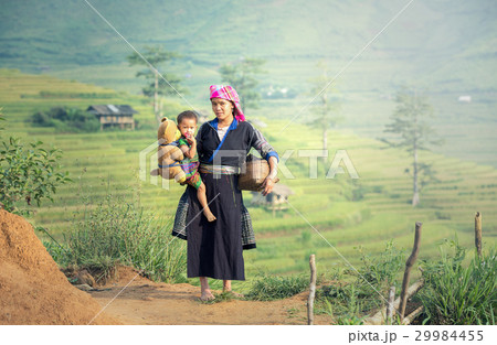 Mother and daughter in rice terraces 29984455