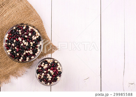 Coloreful haricot bean on the glass plates. 29985588