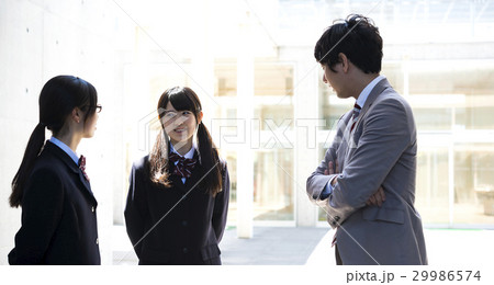 放課後、生徒と話をする担任 29986574