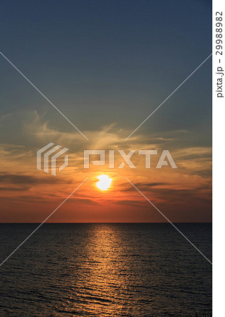 日本海に沈む夕日 29988982