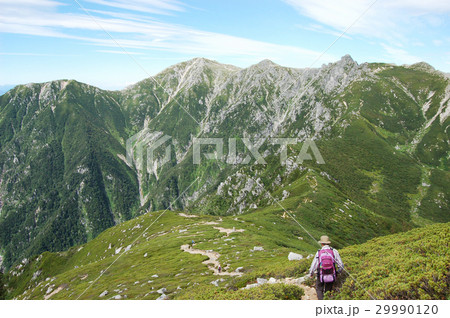 登山者と木曽駒ヶ岳 登山者と木曽駒ヶ岳 29990120