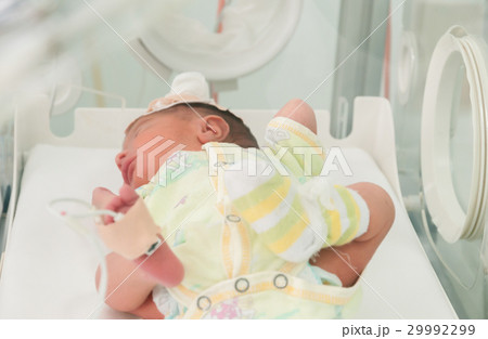 Newborn baby 29992299