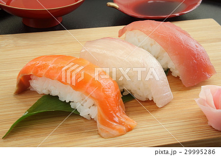 寿司　握り寿司　日本酒 29995286