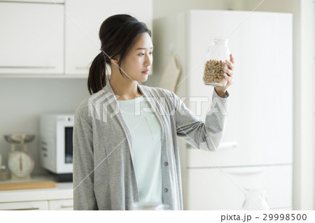 若い女性 朝食 29998500