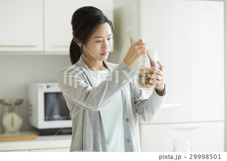 若い女性 朝食 若い女性 朝食 29998501