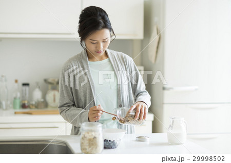 若い女性 朝食 29998502