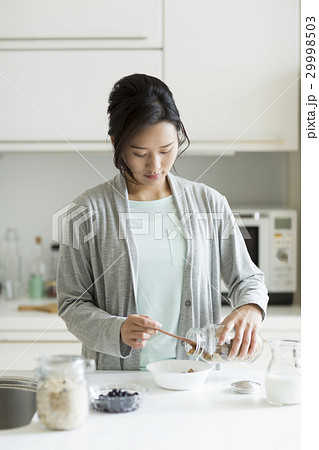 若い女性 朝食 29998503