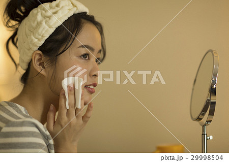 若い女性 スキンケア 29998504