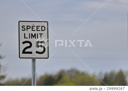 アメリカの道路標識 制限速度25マイルの写真素材