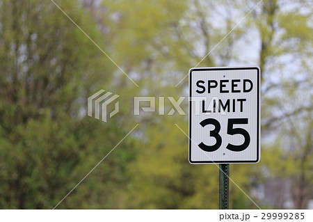 アメリカの道路標識 制限速度35マイルの写真素材