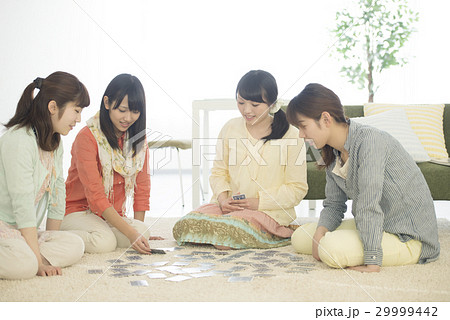 トランプをする4人の女性 29999442