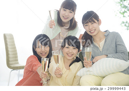 シャンパングラスを持ち微笑む4人の女性 シャンパングラスを持ち微笑む4人の女性 29999443