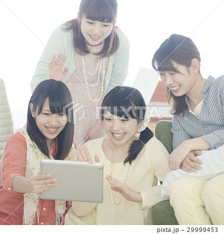 タブレットPCを見る4人の女性 29999453