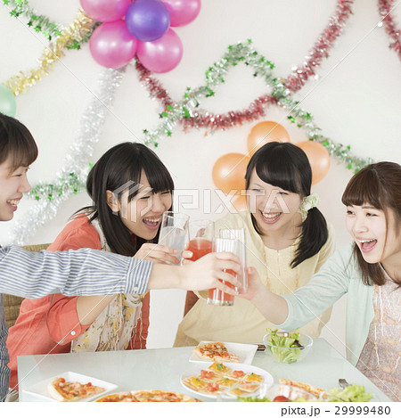 乾杯をする4人の女性 29999480