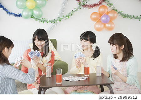 トランプをする4人の女性 29999512