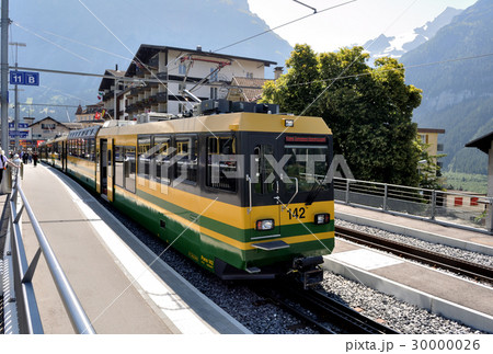 グリンデルワルト駅のヴェンゲルンアルプ鉄道車両の写真素材