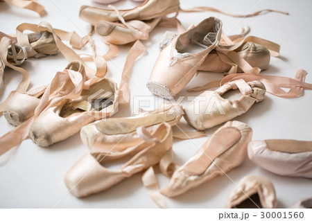 Many pairs of ballet shoes 30001560