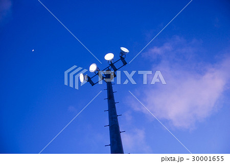 ナイター照明と月 30001655