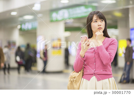 駅で迷う女性 駅で迷う女性 30001770