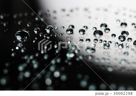 ガラス玉のような水滴 30002298