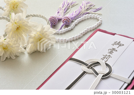 菊の花と不祝儀袋(御霊前) 菊の花と不祝儀袋(御霊前) 30003121