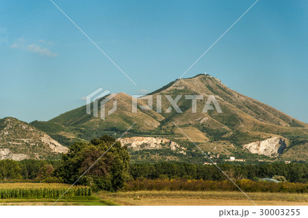 Fresh Green tuscany landscape in spring time 30003255
