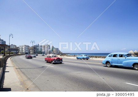 キューバ　ハバナの街並み　マレコン通り 30005495
