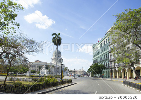 キューバ　ハバナの街並み 30005520