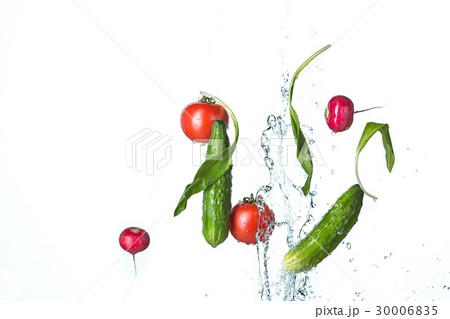 The fresh tomatos, cucumbers, radish in spray of 30006835