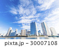 川沿いのタワーマンション群と青空 30007108