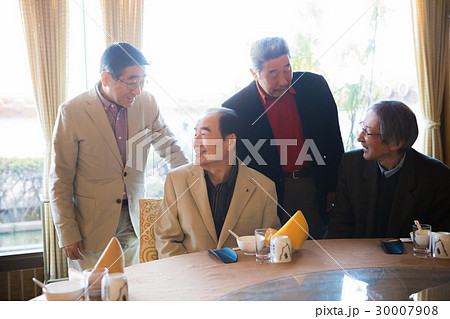 シニア同窓会　歓談　男性 30007908