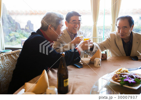 シニア同窓会 乾杯 シニア同窓会 乾杯 30007937