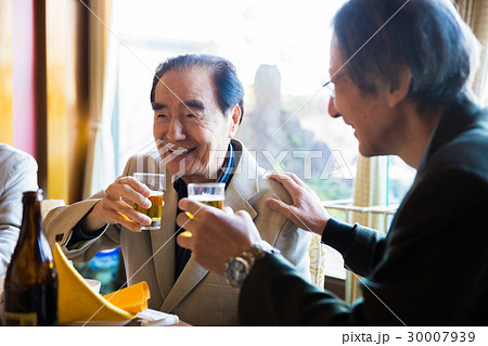 シニア同窓会 ビールを飲みながら歓談する男性 シニア同窓会 ビールを飲みながら歓談する男性 30007939