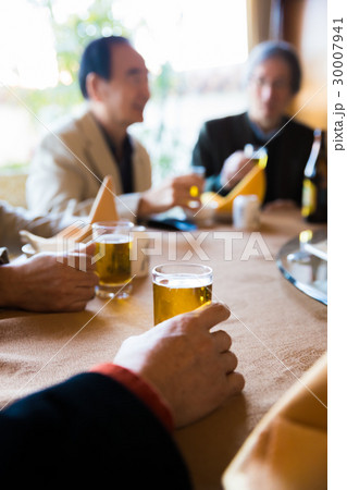 シニア同窓会 ビール 手元 シニア同窓会 ビール 手元 30007941