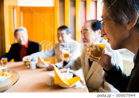 シニア同窓会 ビールを飲みながら歓談する男性 シニア同窓会 ビールを飲みながら歓談する男性 30007944