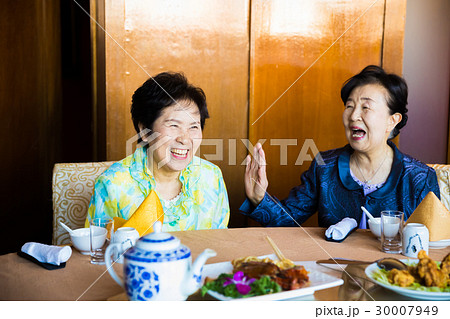 シニア同窓会 おしゃべりを楽しむ女性 シニア同窓会 おしゃべりを楽しむ女性 30007949
