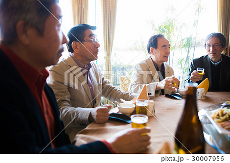 シニア同窓会 ビールを飲みながら歓談する男性 シニア同窓会 ビールを飲みながら歓談する男性 30007956