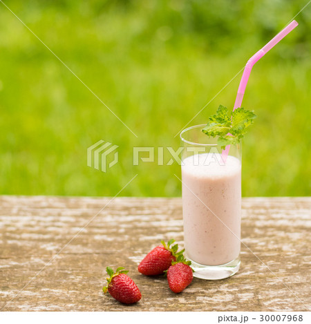Strawberry milkshake smoothie Strawberry milkshake smoothie 30007968