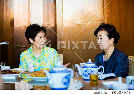 シニア同窓会　おしゃべりを楽しむ女性 30007978