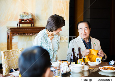 シニア同窓会 食事を楽しむ男女 シニア同窓会 食事を楽しむ男女 30008004