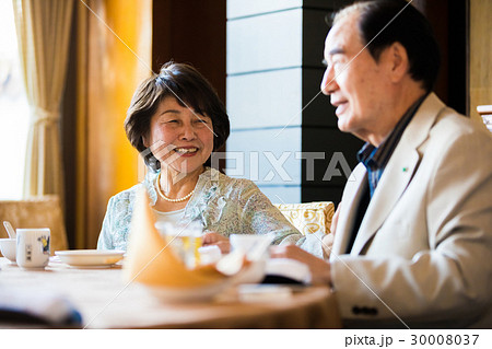 シニア同窓会 食事を楽しむ男女 シニア同窓会 食事を楽しむ男女 30008037