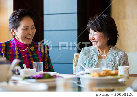 シニア同窓会 おしゃべりを楽しむ女性 シニア同窓会 おしゃべりを楽しむ女性 30008126